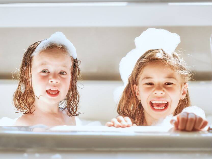 Középlefolyós fürdőkád kisgyerekek fürdetése