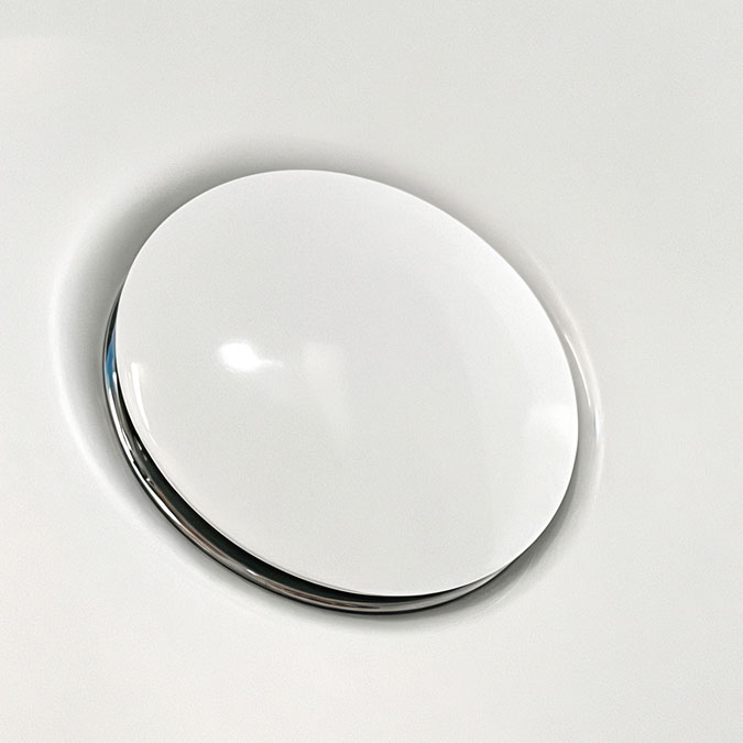 Fényes fehér lefolyó tető zárt állásban