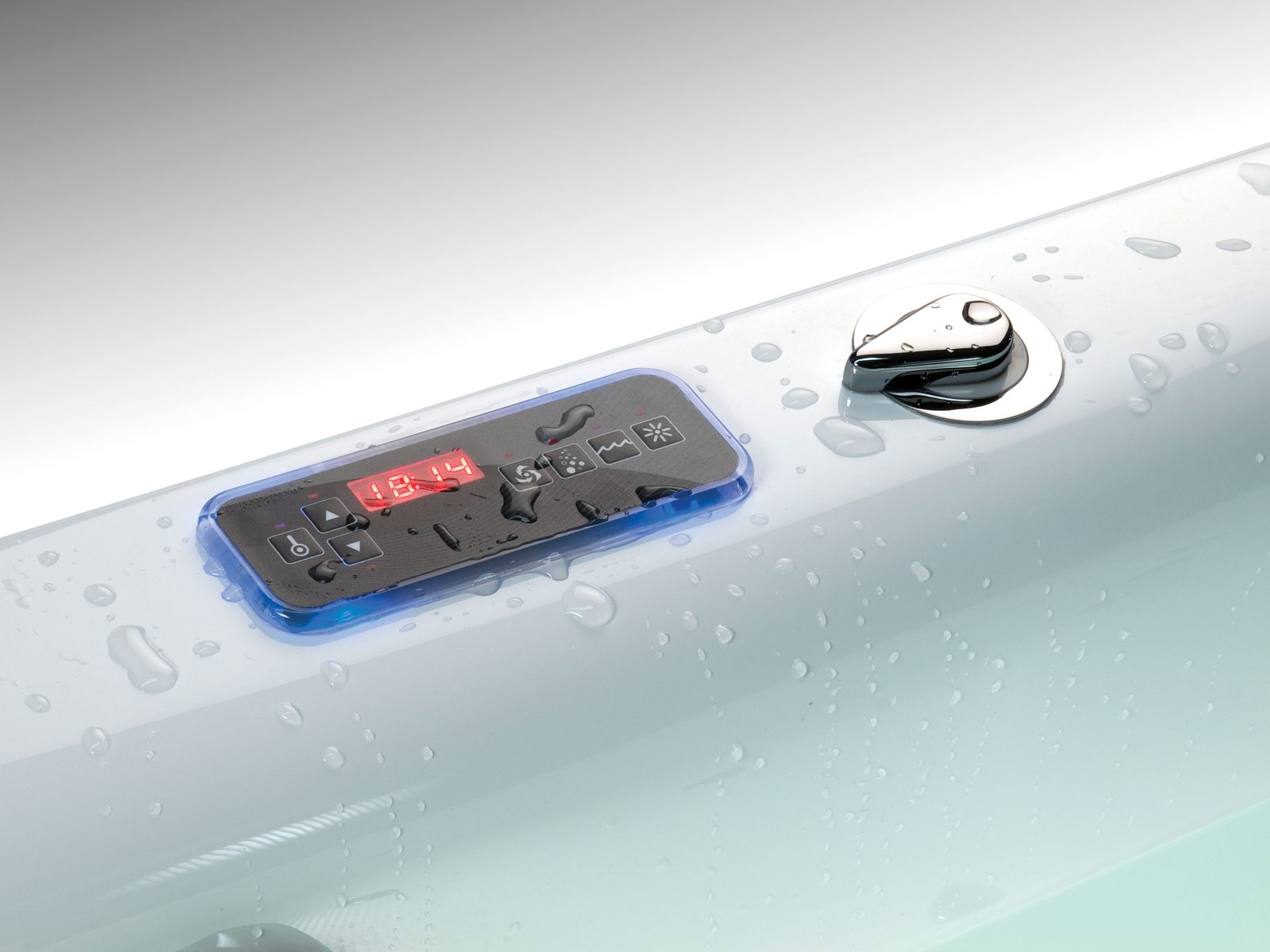 Elektronikus vezérlőpanel a kád peremén